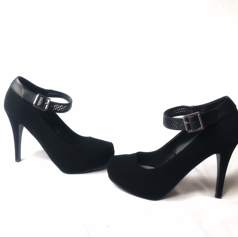 ⚫️ BRAND NEW black suede heels with one strap.